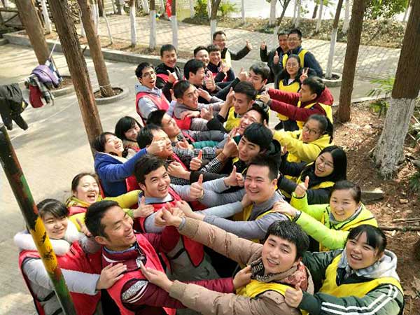 公司拓展訓(xùn)練-“信任背摔